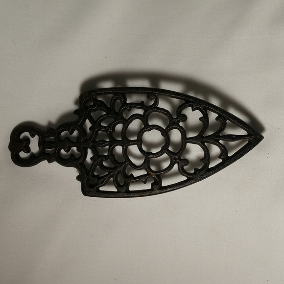 Vintage Cast Iron Footed Trivet - Picture 7 of 8